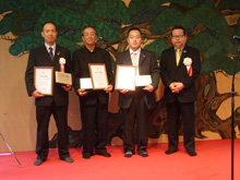 「名匠」に選ばれた(左から)成尾、橋本、粟飯原氏と井上理事長