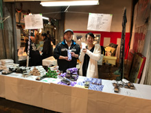 鶴橋卸売市場で巻ずしを販売する粟飯原青年研究会会長と会員の山根さん